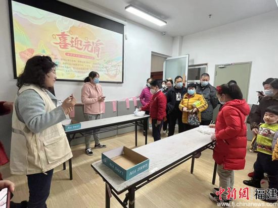 福州鼓東街道觀風(fēng)亭社區(qū)聯(lián)合共建單位開展“濃濃鄰里情歡樂鬧元宵---我們的節(jié)日·元宵節(jié)”主題活動(dòng)。