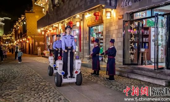 “五一”期間，泰寧縣女子警務隊穿梭在古城景區(qū)，成為一道靚麗的風“警”線。三明市婦聯(lián)供圖