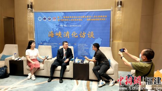  承辦大會(huì)的廈門大學(xué)附屬中山醫(yī)院黨委書記吳啟鋒向媒體介紹論壇有關(guān)情況。楊伏山 攝