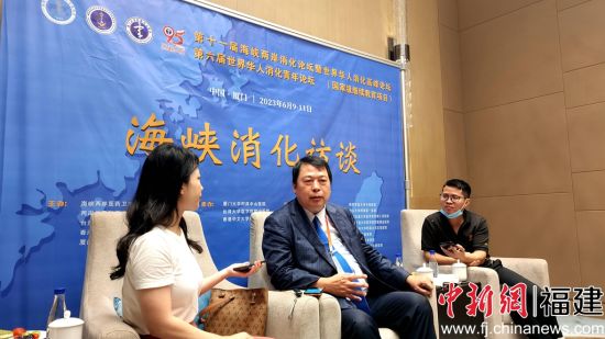 高雄醫(yī)學(xué)大學(xué)副校長(zhǎng)吳登強(qiáng)教授接受媒體采訪。楊伏山 攝