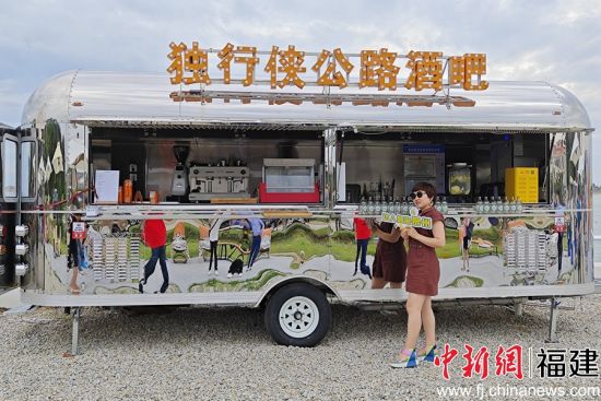 浮山村的公路酒吧吸引了不少網(wǎng)絡(luò)達(dá)人打卡。吳冠標(biāo) 攝