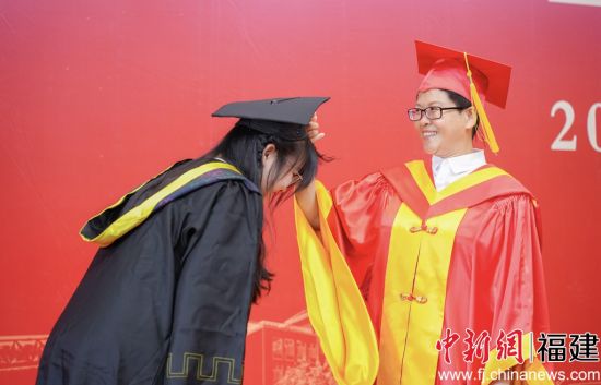 圖為楊林香院長為畢業(yè)生撥穗。黃劍琳攝