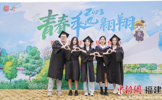圖為畢業(yè)生合影留念。高雅攝
