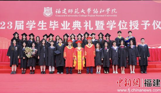 圖為畢業(yè)生合影留念。高雅攝