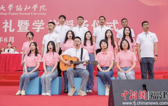 圖為師生同臺演出。黃劍琳攝