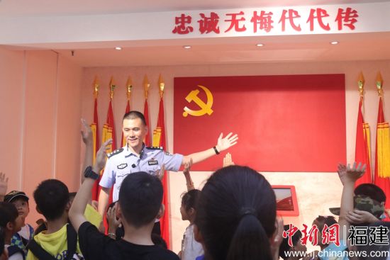 　　石獅市公安局鳳里派出所所長李銘鐏為孩子們講課