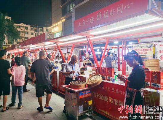 　　閩東少數(shù)民族非遺展品、文創(chuàng)產(chǎn)品、農(nóng)副產(chǎn)品展銷現(xiàn)場(chǎng)。林榕生 攝