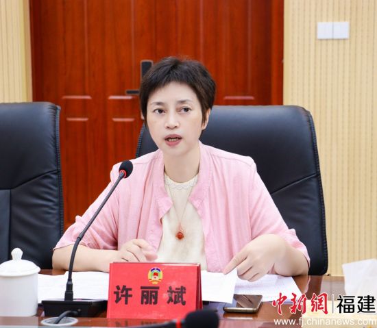 　　寧德市政協(xié)常委、市政協(xié)港澳臺(tái)僑和外事委員會(huì)主任許麗斌發(fā)言。 林榕生 攝