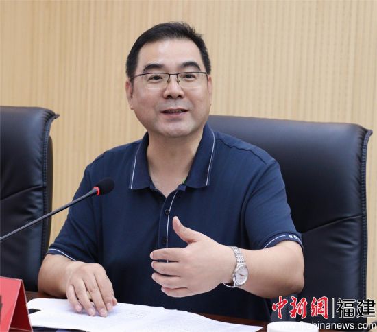 　　寧德市政協(xié)委員、市僑聯(lián)主席陳衛(wèi)良發(fā)言。 林榕生 攝