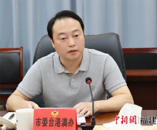 　　寧德市委臺(tái)港澳辦主任鄭鐵軍發(fā)言。 林榕生 攝