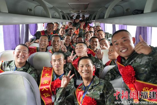 　　新戰(zhàn)友合影。潘岱唯 攝
