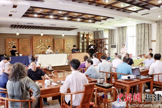 　　福建省文化名家走進寧德職業(yè)技術(shù)學院，觀賞《夢頂六和茶藝》表演。 林榕生 攝