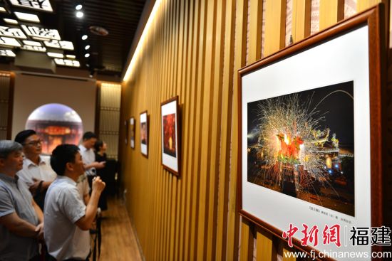 　　40多名在榕臺胞、中華文化愛好者等參加活動，并參觀攝影藝術展。 中新網記者 呂明 攝