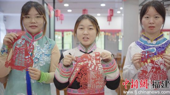 圖為少數(shù)民族學(xué)生包月餅共度中秋佳節(jié)。