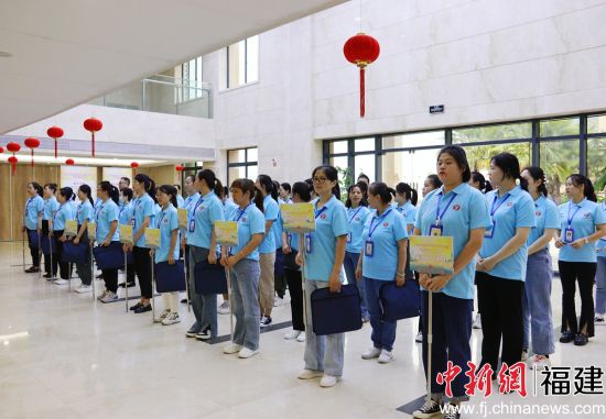 　　參賽者準(zhǔn)備入場(chǎng)。 呂若萱 攝