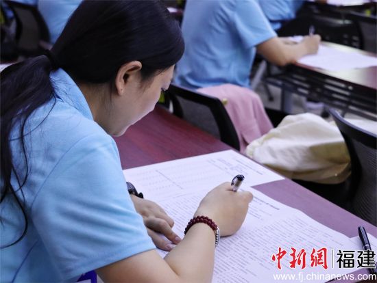 　　參賽者進(jìn)行理論考試。 呂若萱 攝