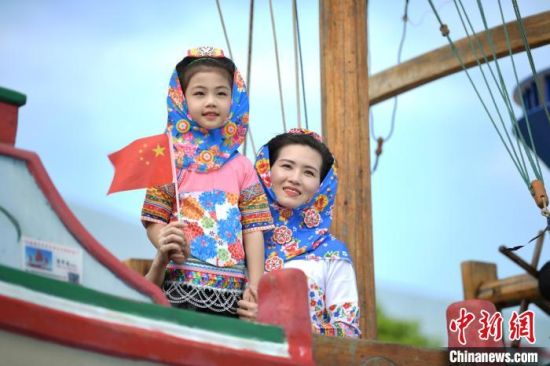 惠安女民俗風(fēng)情以獨(dú)特服飾和樸實(shí)民俗風(fēng)情聞名遐邇?！』莅部h委宣傳部 供圖
