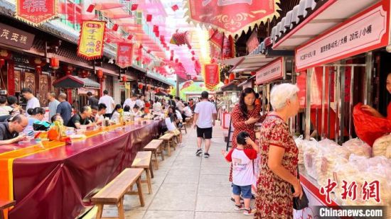 當?shù)貙じ肺缎〕越置朗筹h香，煙火氣濃。葉菀淇攝